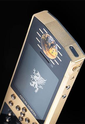هاتف جديد من Mobiado مطليّ بالذهب وأزراره من الياقوت والكريستال